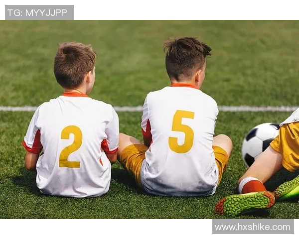 足球男孩装备全解析如何选择适合小球员的最佳足球器材与服饰